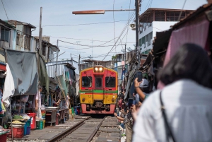 Bangkokissa: Maeklongin rautatietori ja Amphawan kelluvat markkinat.