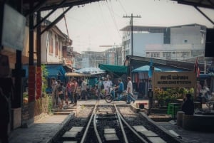 Bangkok: Maeklong Train Market & Amphawa Floating Market