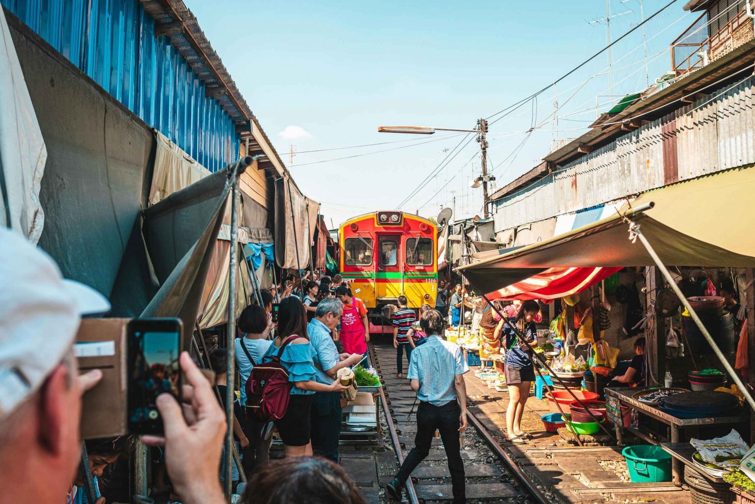 Bangkok: Maeklong Train Market & Damnoen Saduak Market Tour