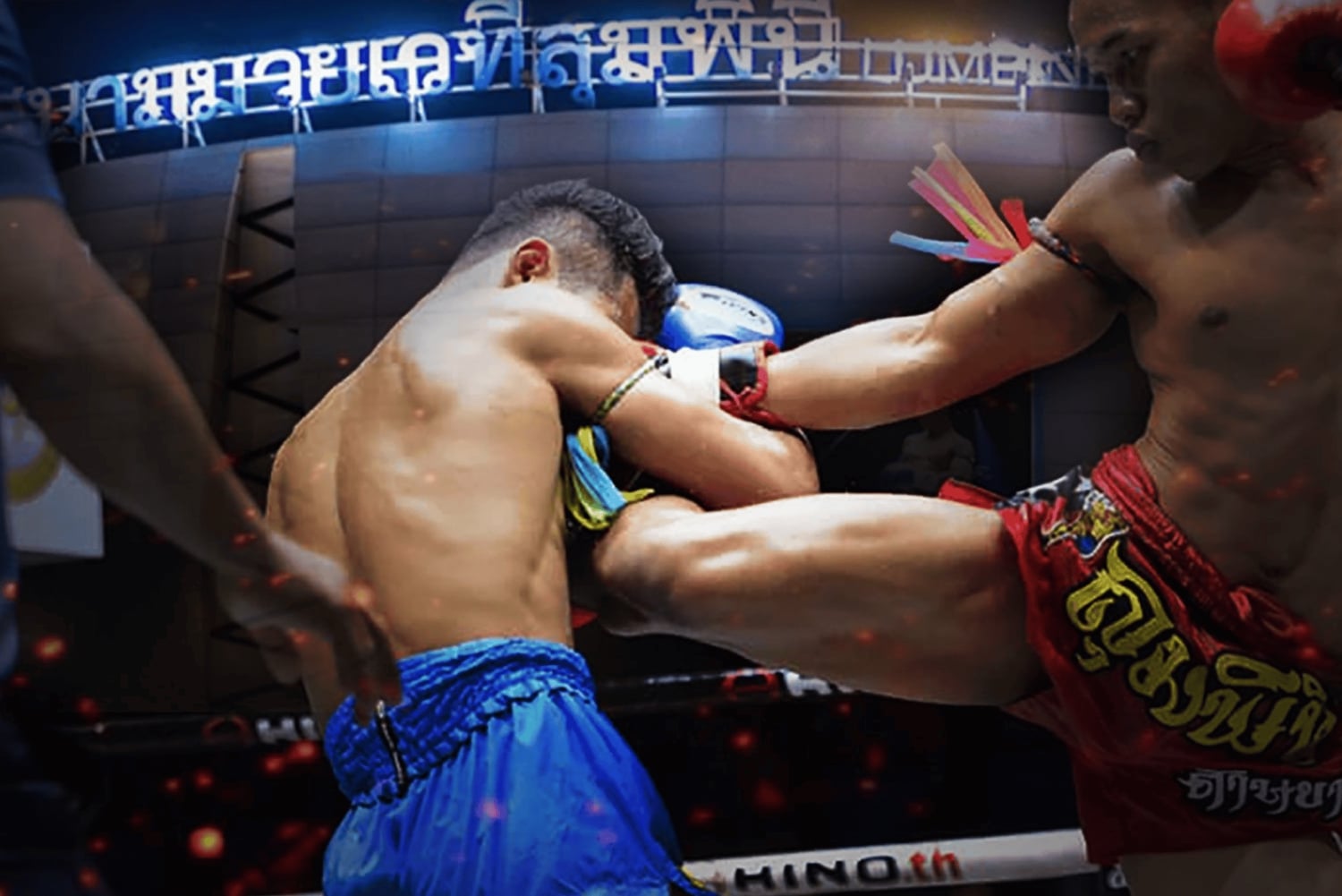 Bangkokissa: Lumpinee Boxing Stadium -nyrkkeilystadionilla järjestettävä Muay Thai -ottelu