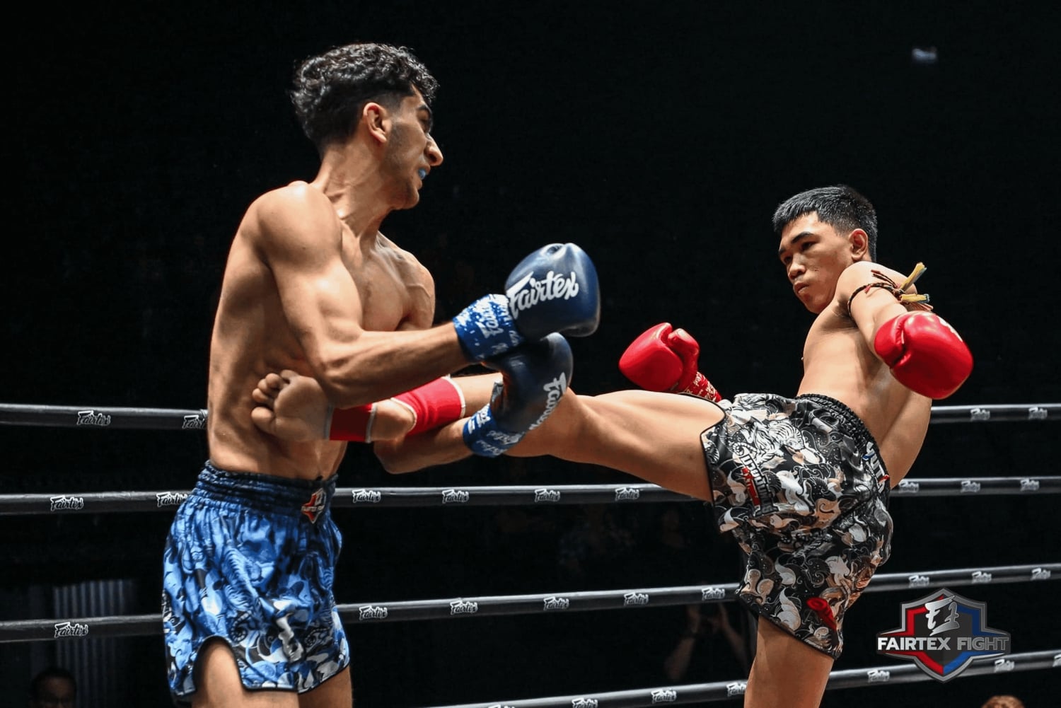 Bangkokissa: Lumpinee Boxing Stadium -nyrkkeilystadionilla järjestettävä Muay Thai -ottelu