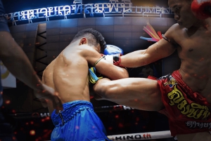 Bangkokissa: Lumpinee Boxing Stadium -nyrkkeilystadionilla järjestettävä Muay Thai -ottelu