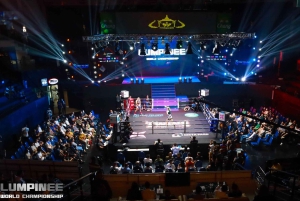 Bangkokissa: Lumpinee Boxing Stadium -nyrkkeilystadionilla järjestettävä Muay Thai -ottelu