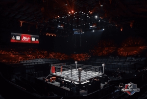 Bangkokissa: Lumpinee Boxing Stadium -nyrkkeilystadionilla järjestettävä Muay Thai -ottelu