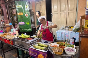 Bangkok: Nang Lerng Market Food Tour by Riverboat