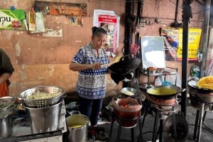 Bangkok: Nang Lerng Market Food Tour by Riverboat