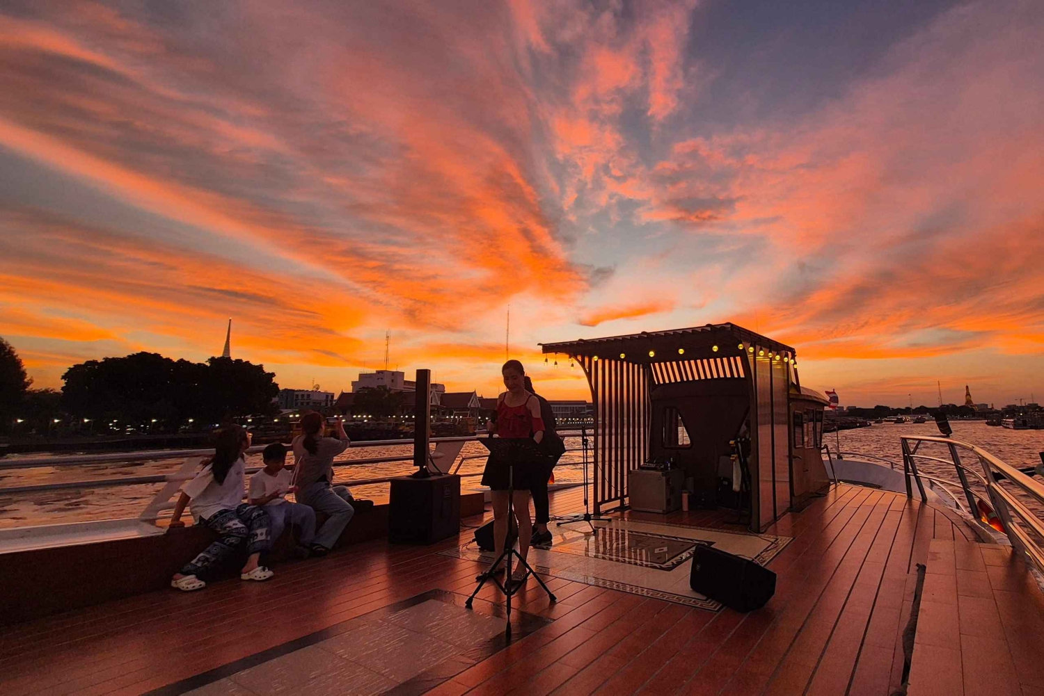 Bangkok: New Horizon Dinner Cruise with Buffet & Beer