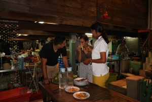Bangkok : Promenade nocturne en vélo et dîner dans un restaurant local