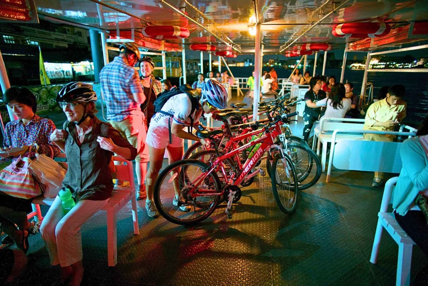 Bangkokissa: Temple & Flower Market vierailu