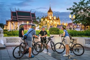 Bangkokissa: Temple & Flower Market vierailu