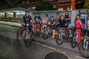 Bangkokissa: Temple & Flower Market vierailu