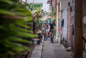 Bangkokissa: Temple & Flower Market vierailu