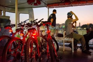 Bangkok: Night Bike Tour with Temples & Flower Market Visit