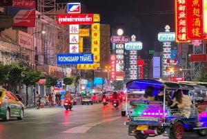 Tour nocturno de Bangkok: Comida, Templo y Tuk-Tuk