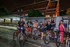 Bangkok: Passeio noturno de bicicleta com visita ao mercado de flores