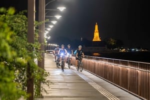 Bangkok: Tour notturno in bicicletta con visita al mercato dei fiori