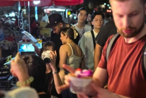 Bangkokissa: Bangkok: Vanhankaupungin ruoka maistelu Tuk Tuk Tour yöllä.