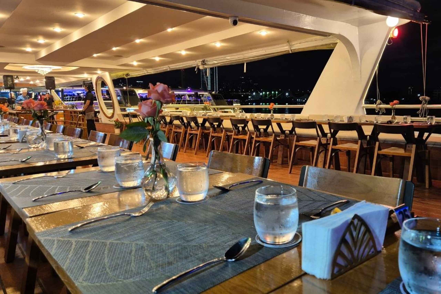 БАНГКОК: УЖИН ПРЕМИУМ-КЛАССА ПО СИСТЕМЕ «ШВЕДСКИЙ СТОЛ» НА КРУИЗЕ NEW HORIZON