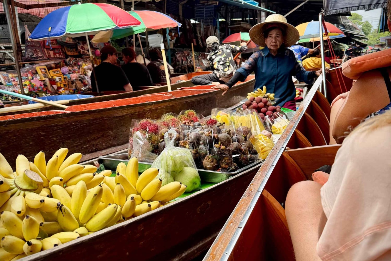 バンコク：プライベート・フローティングマーケットと列車市場体験