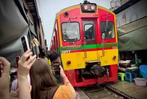 バンコク：プライベート・フローティングマーケットと列車市場体験