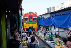 Bangkokissa: Bangkok: Rautatietori ja kelluvat markkinat Yksityinen kiertoajelu