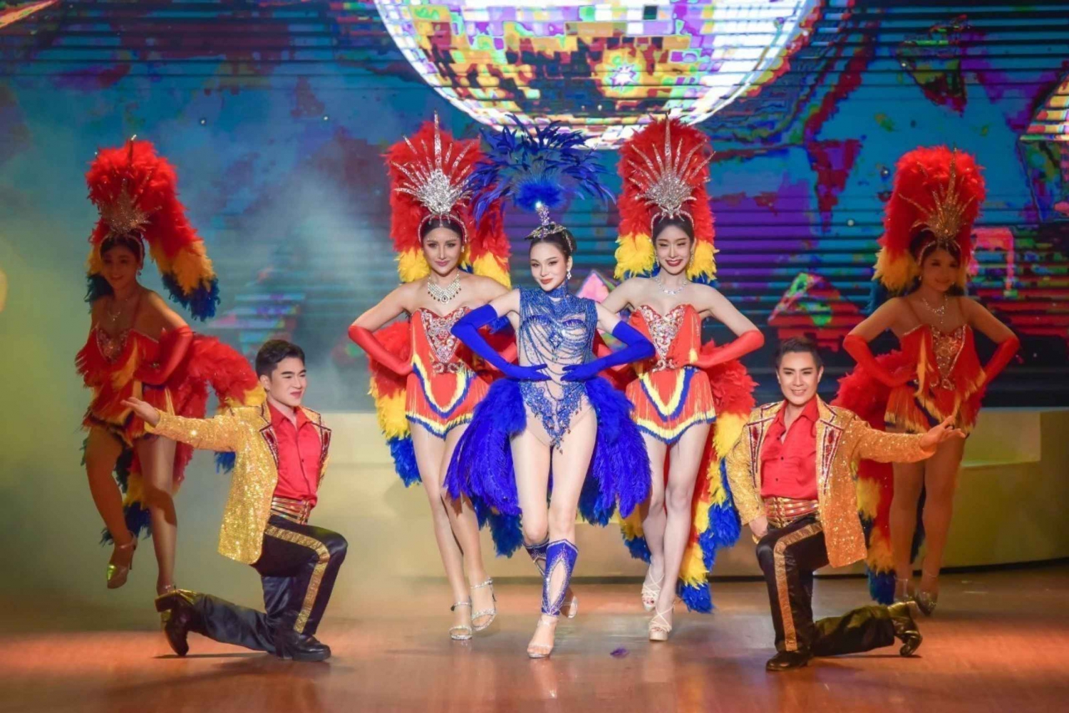 Bangkokissa: Golden Dome Cabaret Show -liput.