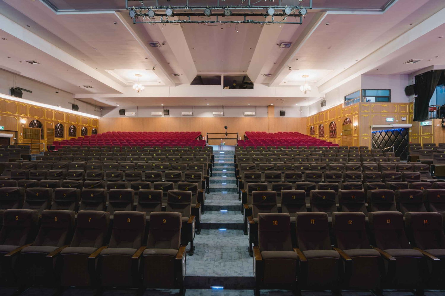 Бангкок: Билеты на шоу-кабаре 'Золотой купол' без очереди