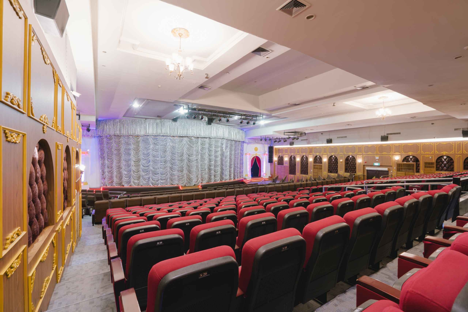 Бангкок: Билеты на шоу-кабаре 'Золотой купол' без очереди