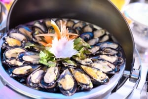 Bangkokissa: Smile Riverside Dinner Cruise