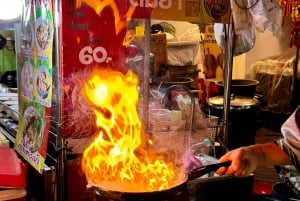 Bangkok: Street Food Tour with Tuk Tuk & Sunset in Wat Arun