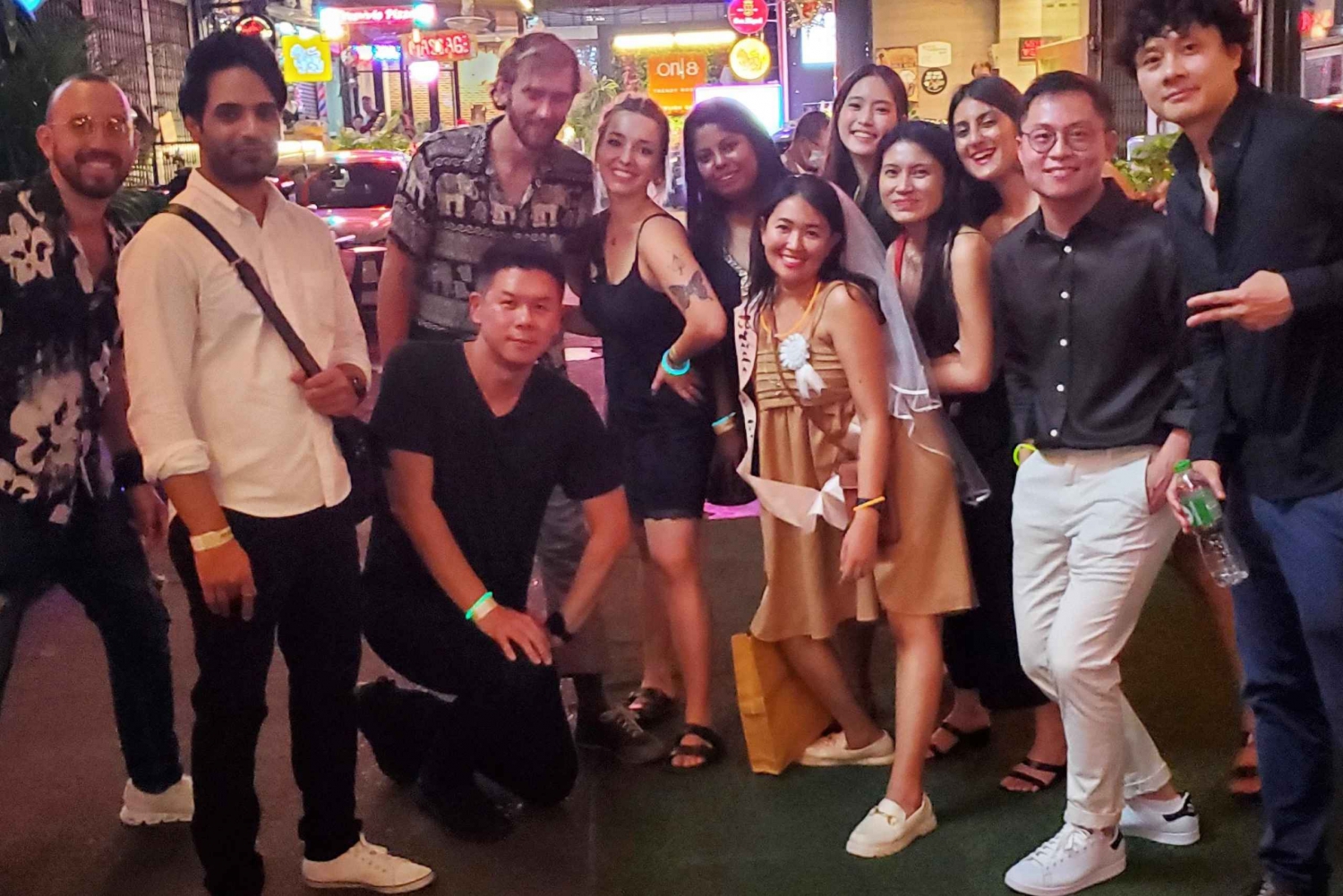 Bangkok: Sukhumvit District Bar und Club Crawl mit Shots