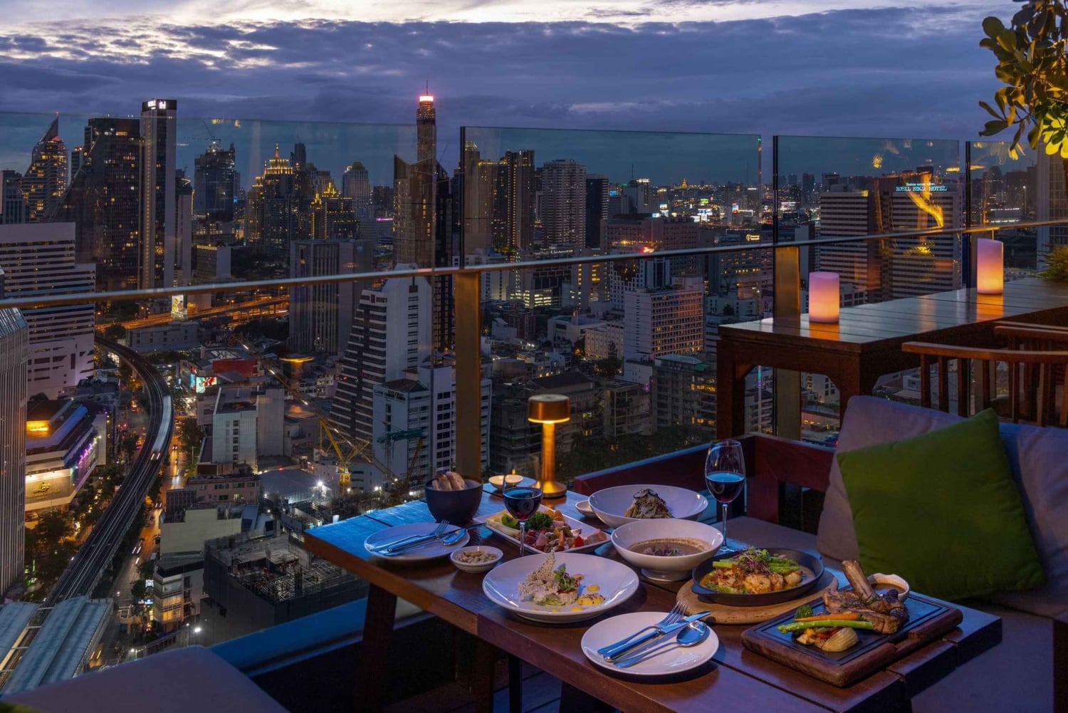 Bangkok al tramonto: rooftop bar, street food e tour dei bar nascosti