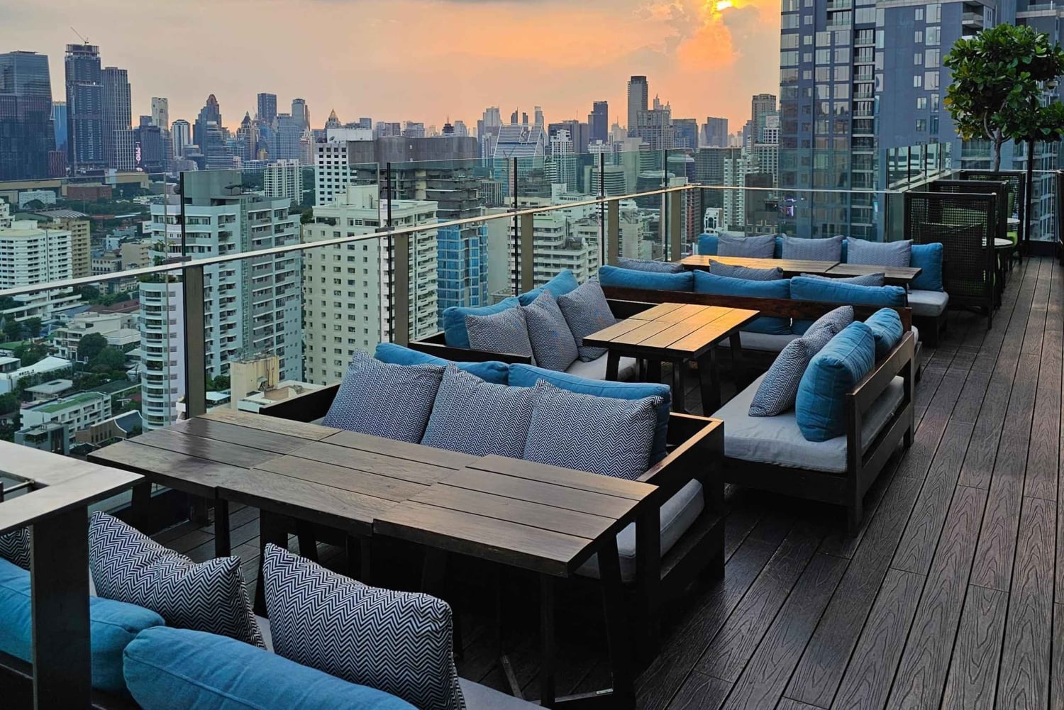 Bangkok al tramonto: rooftop bar, street food e tour dei bar nascosti