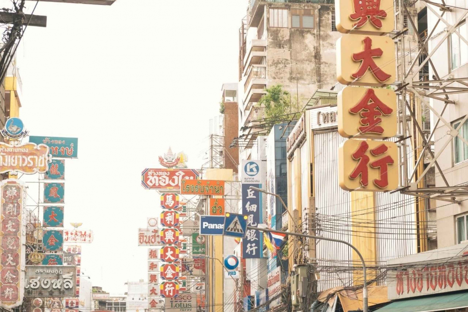 BANGKOK: Talad Noi, China Town, Ong Ang Canal, Flower market