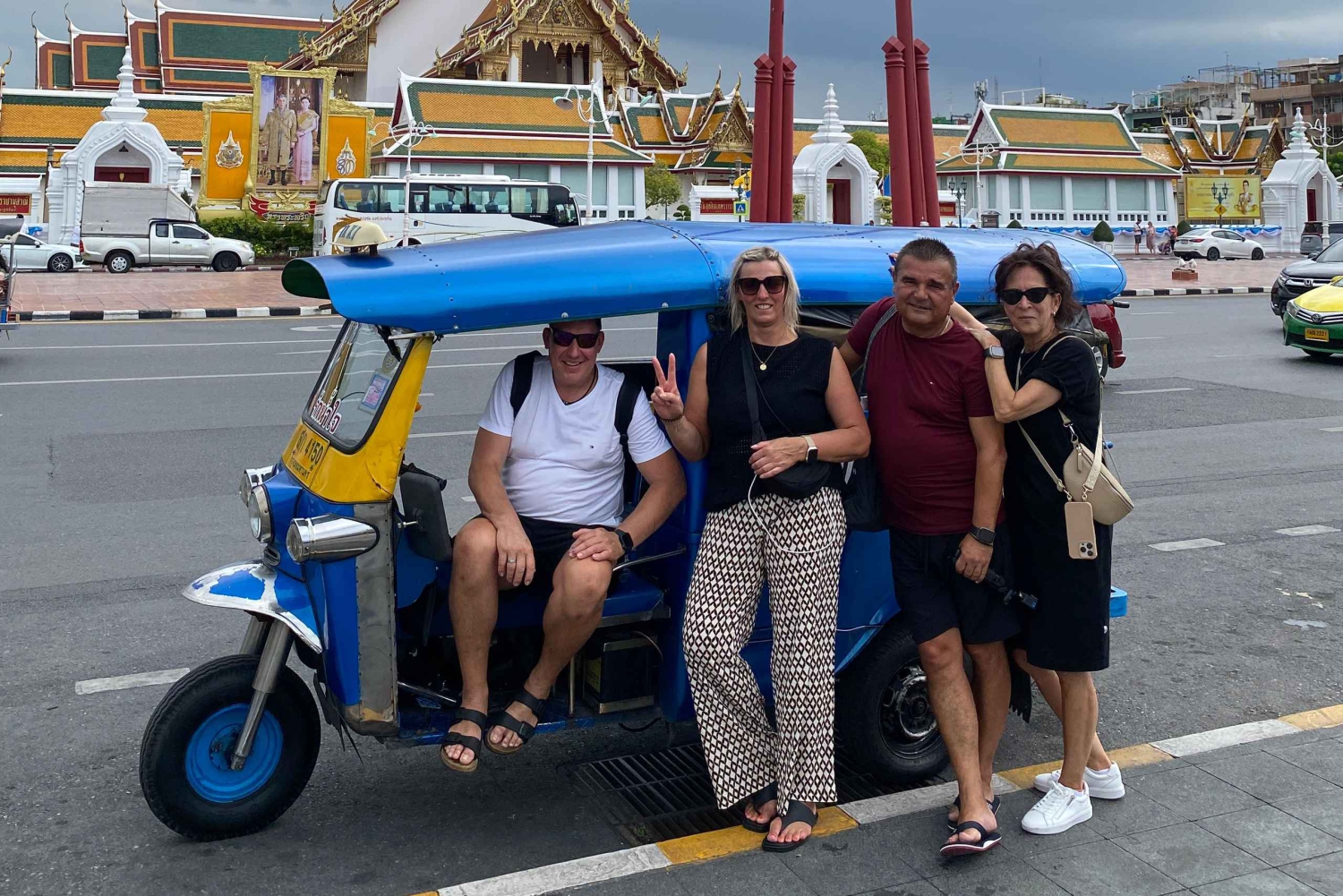 Bangkok: tour por el casco antiguo en tuk tuk y visita a un templo