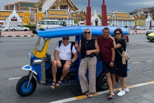 Bangkok: tour por el casco antiguo en tuk tuk y visita a un templo