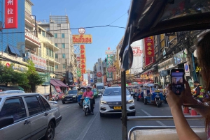 Bangkok: tour por el casco antiguo en tuk tuk y visita a un templo