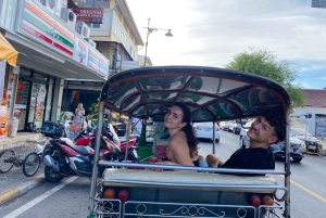 Bangkok: tour por el casco antiguo en tuk tuk y visita a un templo