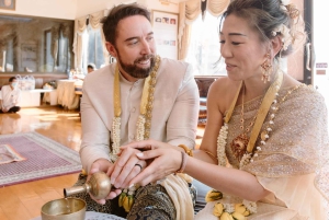Bangkok, Thailand Thailändsk buddhistisk bröllopsceremoni med fotografering