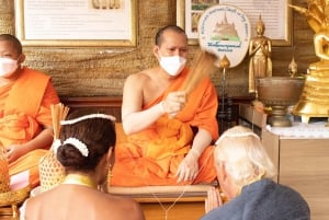 Bangkokissa: Bangkok: Thaimaalainen buddhalainen hääseremonia ja valokuvaus