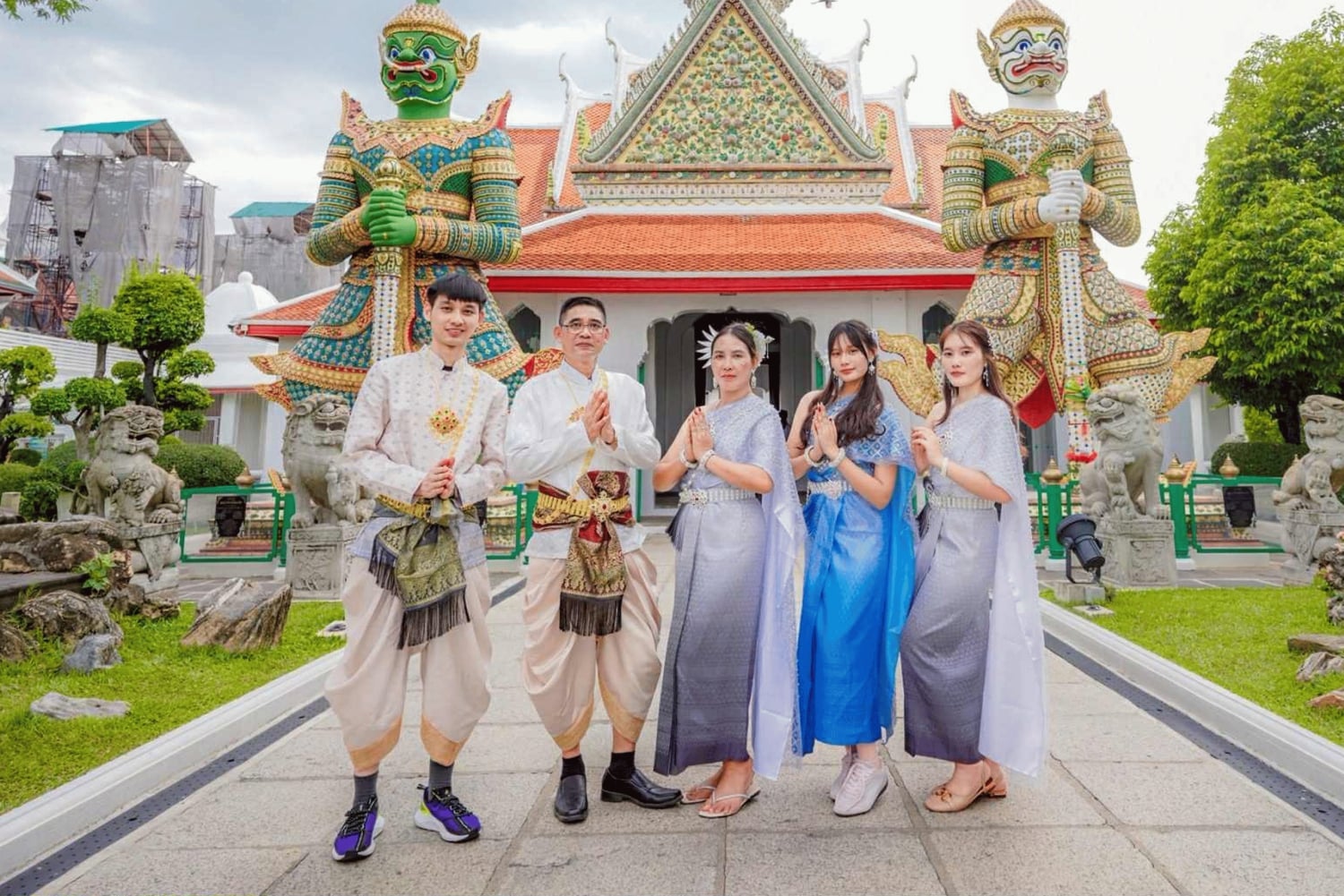 Bangkok: alquiler de trajes tailandeses + peinado, maquillaje y accesorios