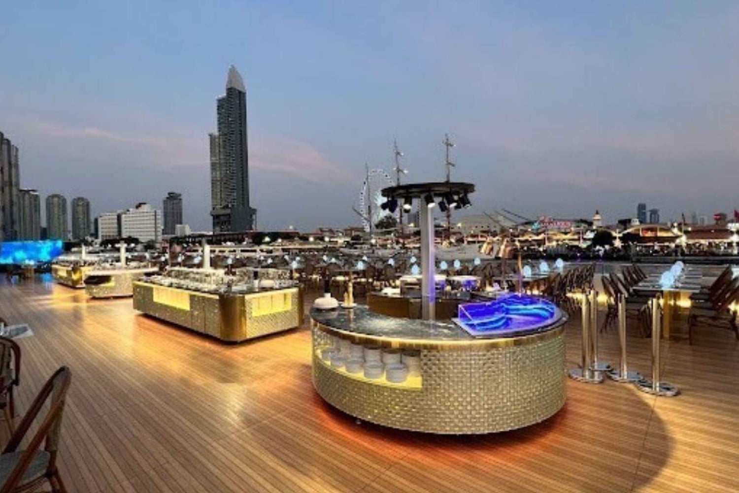 Bangkokissa: Planeetta risteily ja vaihtoehto Hotel Transfer