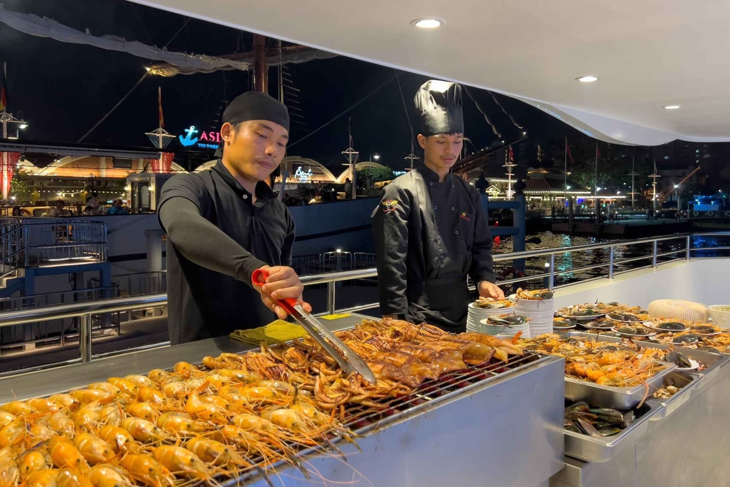 Bangkokissa: Planeetta risteily ja vaihtoehto Hotel Transfer