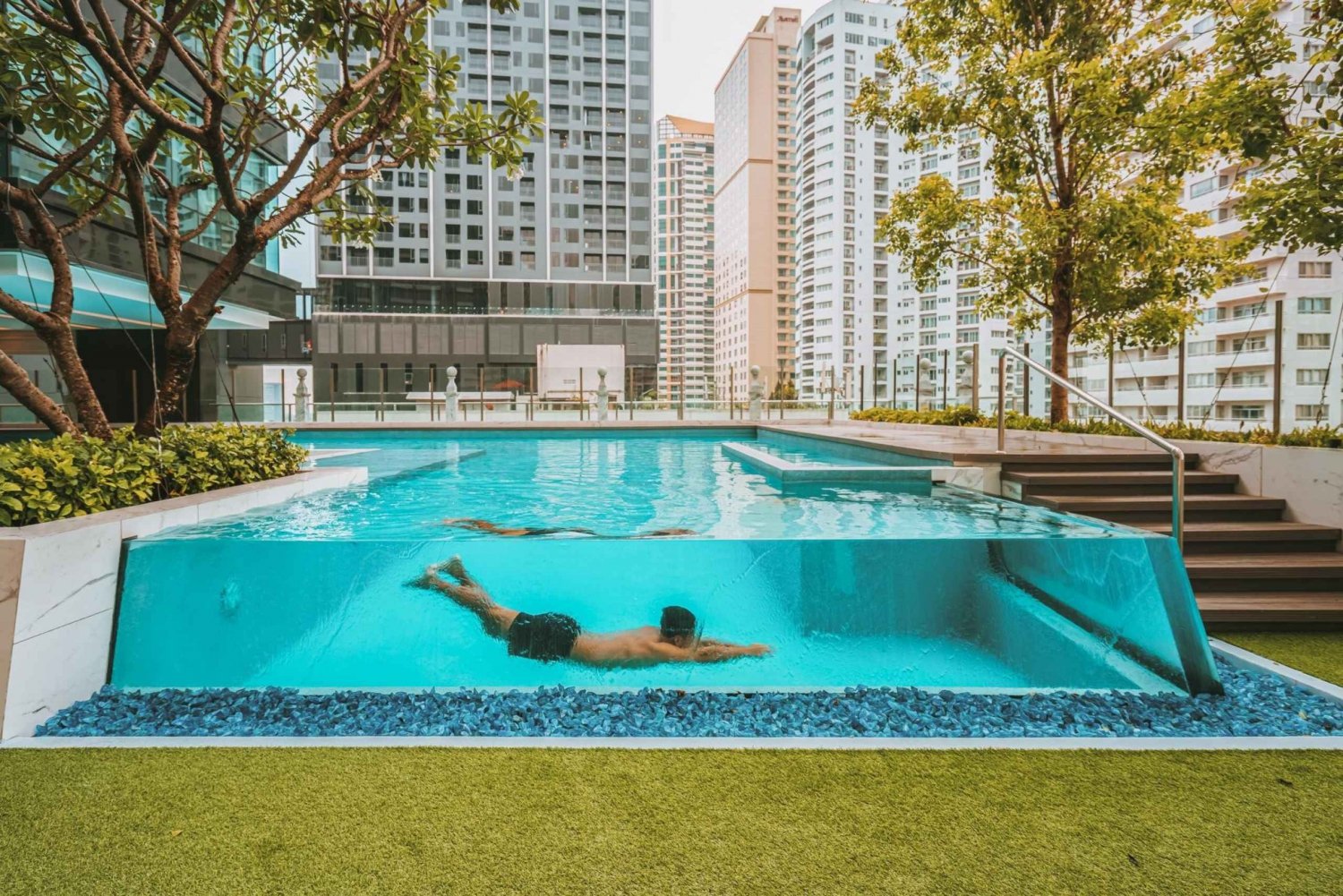 Bangkok: Pass giornaliero per la piscina THE QLUB al SILQ Hotel & Residence