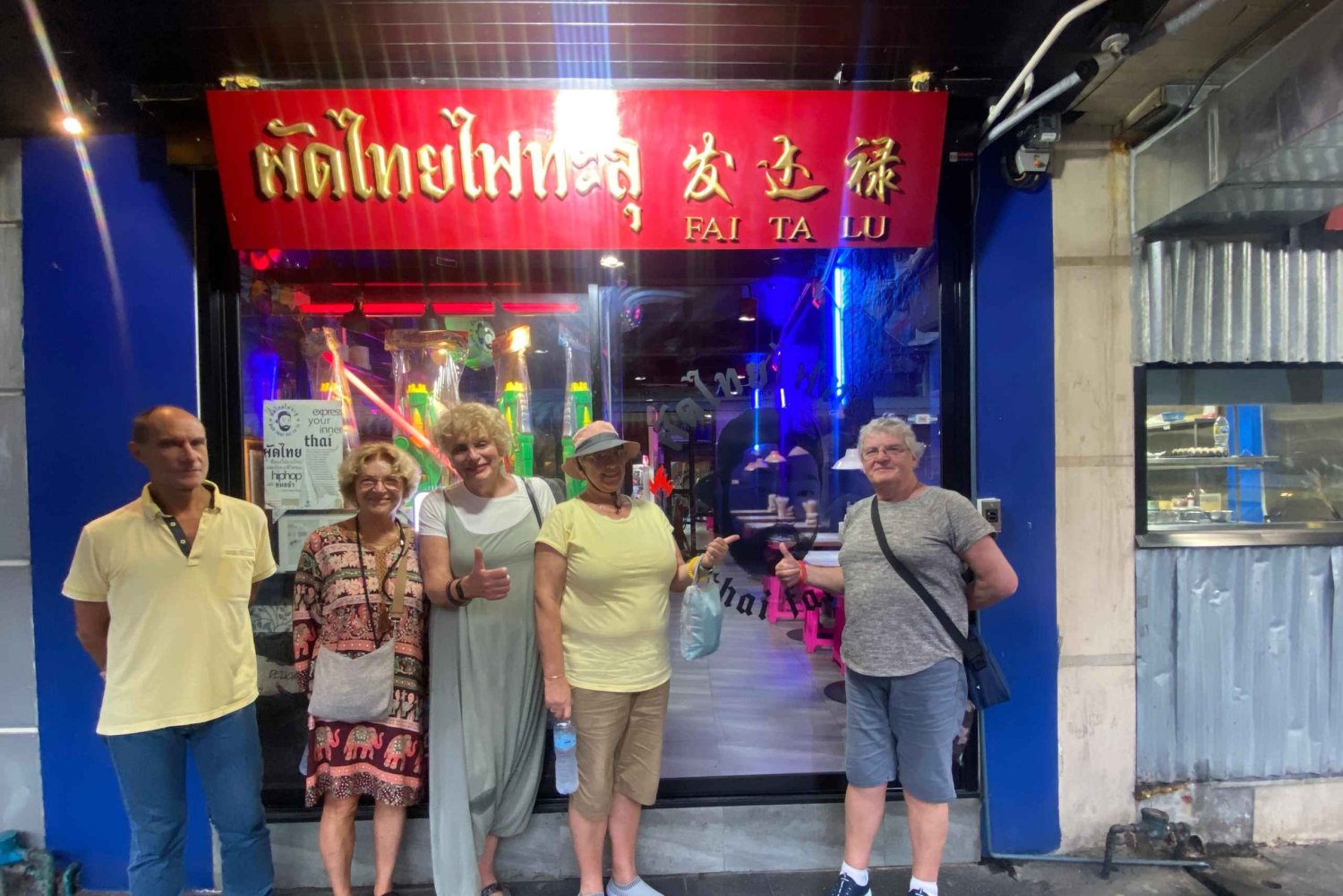 Bangkok: tour gastronómico nocturno en tuk-tuk con bar en azotea y mercados