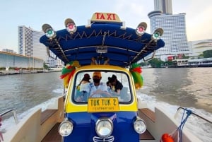 Bangkokissa: Chao Phraya-joella.