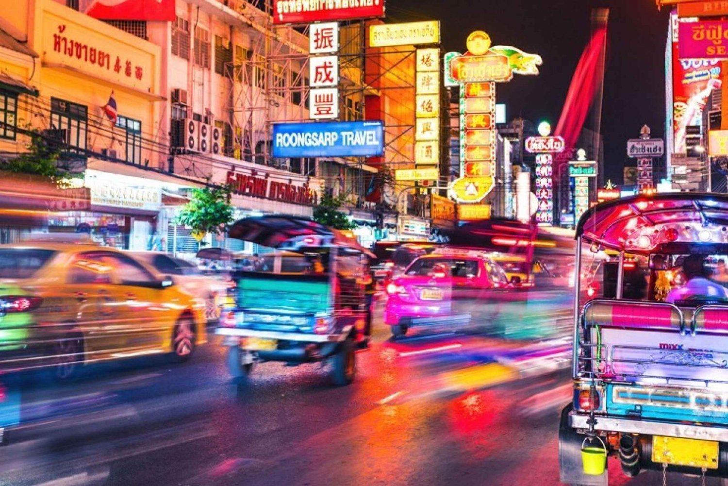 Bangkok: Nocna wycieczka tuk tukiem i kolacja w lokalnym barze