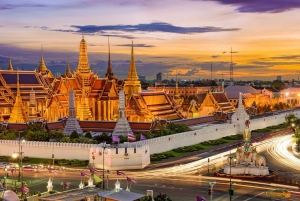 Bangkok : Visite nocturne en tuk tuk et dîner dans un bar local