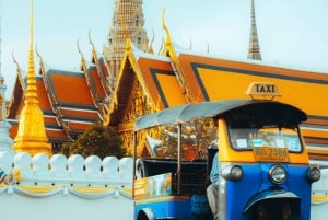 Bangkok : Visite nocturne en tuk tuk et dîner dans un bar local