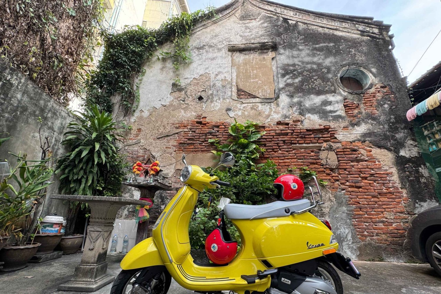 Bangkok: Vespa Tour with Heritage Ride and Food Tasting
